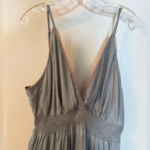 LIGHT GRAY WITH BRIWN CROCHET INSETS SIZE. XL TIERED V NECK CAMI MIDI DRESS - Picture 4 of 9